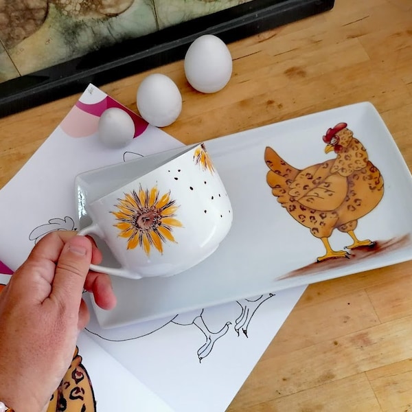 tasse en porcelaine avec son plat rectangulaire, ensemble décoré à la main par artiste, décor poule