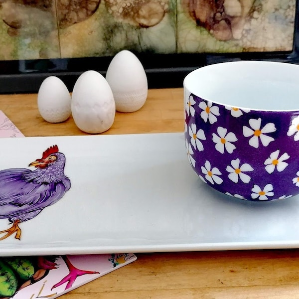 Plateau et tasse en porcelaine, décor poule, peint à la main par artiste