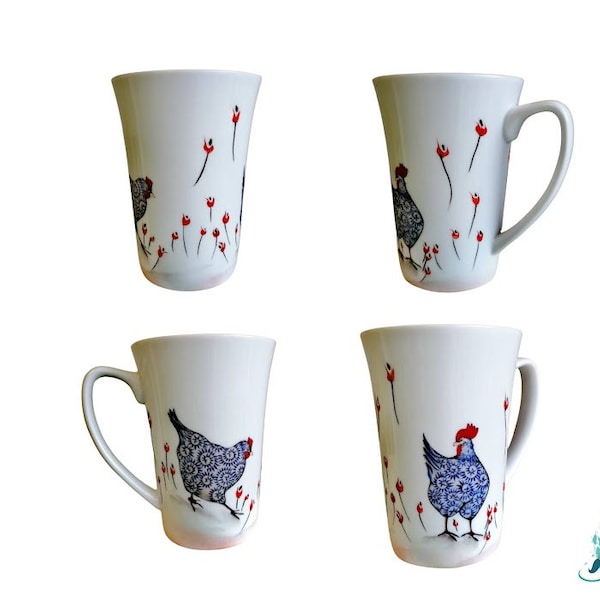 Mug tasse à thé ou café en porcelaine, décor poules bleues et fleurs rouge , imaginé par artiste (poupoule et cocorico), peint à la main