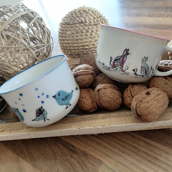 duo de tasses porcelaine vintage décor chat et oiseau revisitée par l'artiste Corinne Jeanjacques