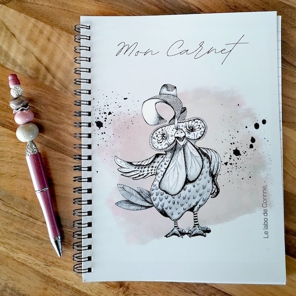 Carnet à spirales et son stylo bijoux perles assortis, couverture dessin d'artiste "personnage cocotte rigolote"