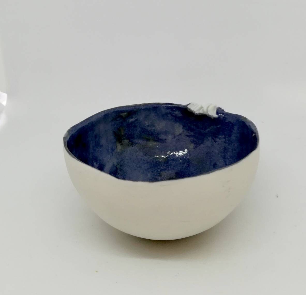 Bol en Porcelaine, Demi Boule, Bleu Marine avec Reflet Noir Émaillé à L'intérieur.