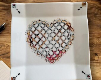 Porzellanteller/Schmuckschale – Gegrilltes Herzmuster & Goldakzente – Unikat