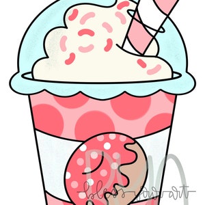 Puede incluir: Un batido de donut rosa y blanco con crema batida y espolvoreado en una taza de lunares rosa y blanco con una pajita rayada rosa y blanca.