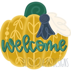 Puede incluir: Una calabaza amarilla con un tallo verde y un lazo azul y blanco. La calabaza tiene un letrero de bienvenida verde. El texto "Bless Your Art Designs" está en la parte inferior de la calabaza.