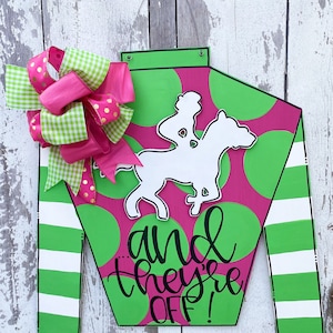 Colgador de puerta pintado a mano con diseño de sedas de jinetes / Decoración del Derby de Kentucky