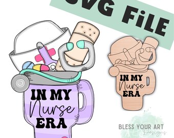Pode incluir: Uma caneca roxa com o texto "In My Nurse Era" e um desenho de coração. A caneca está cheia de suprimentos médicos, incluindo um estetoscópio, um curativo e um frasco de pílulas.