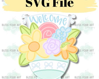 Pode incluir: Um arquivo SVG em tons pastel com um vaso cheio de flores. O vaso é azul claro com detalhes de laço. As flores são amarelas, laranja, rosa e roxas, com folhas verdes. A palavra "Welcome" está no topo.