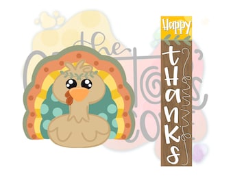 Puede incluir: Un lindo pavo de dibujos animados con un cuerpo marrón, plumas amarillas y naranjas y una corona verde alrededor de su cabeza. El pavo está de pie frente a un letrero de madera con el texto "Happy Thanks".