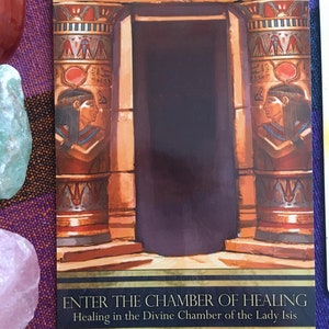 Puede incluir: Una ilustraci&oacute;n de una puerta con dos pilares, cada uno con una mujer con un tocado y un bast&oacute;n dorado. El texto "ENTER THE CHAMBER OF HEALING" est&aacute; en la parte inferior de la imagen, con las palabras "Healing in the Divine Chamber of the Lady Isis" debajo.