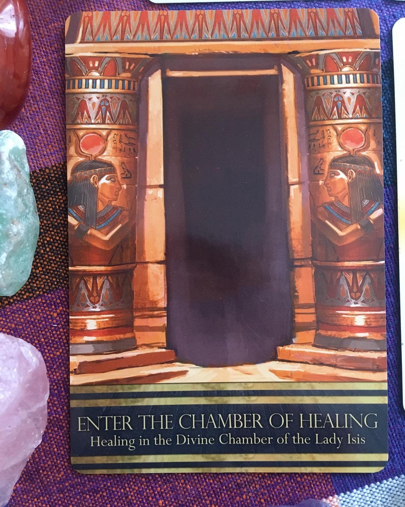 Puede incluir: Una ilustraci&oacute;n de una puerta con dos pilares, cada uno con una mujer con un tocado y un bast&oacute;n dorado. El texto "ENTER THE CHAMBER OF HEALING" est&aacute; en la parte inferior de la imagen, con las palabras "Healing in the Divine Chamber of the Lady Isis" debajo.
