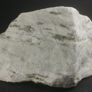 Złote kryształy pirytu na drobnoziarnistym, śnieżnobiałym dolomicie cukrowym, kopalnia Lengenbach, Szwajcaria, minerały (485 g!!!)