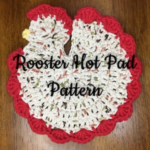 Peut inclure: Un dessous de plat en crochet en forme de coq avec une bordure rouge et un centre blanc. Le dessous de plat est posé sur une surface en bois. Le texte "Rooster Hot Pad Pattern" est écrit sur le dessous de plat.