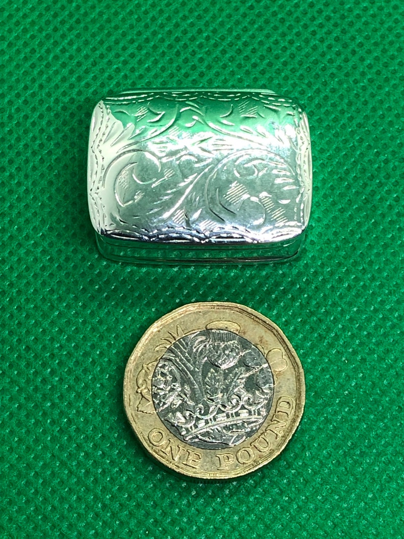 Boîte à pilules rectangulaire vintage en argent sterling avec couvercle gravé image 2