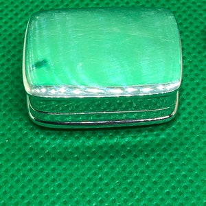 Boîte à pilules rectangulaire vintage en argent sterling avec couvercle gravé image 6