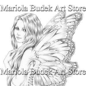 以下が含まれることがあります： 蝶の羽根を持つ妖精の白黒鉛筆画。妖精は長く流れるような髪をしていて、横を向いている。絵は「Mariola Budek Art Store」と署名されている。