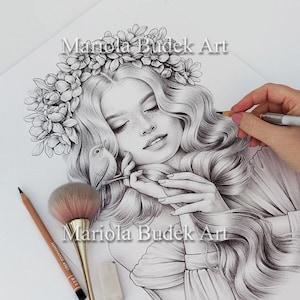 Könnte beinhalten: Detaillierte Bleistiftzeichnung einer Frau mit langen, welligen Haaren und einem Blumenkranz, die einen kleinen Vogel hält. Das Kunstwerk enthält den Text "Mariola Budek Art". Ein Make-up-Pinsel und Bleistifte sind ebenfalls sichtbar.