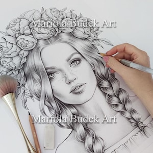 Innocence épanouie | Mariola Budek - Coloriage premium | Livre de pages à colorier pour adultes imprimables téléchargement immédiat illustration en niveaux de gris PDF