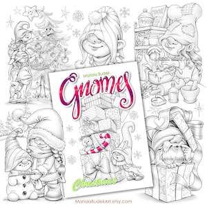 Könnte beinhalten: Schwarz-weißes Malbuch mit Gnomen, die Weihnachten feiern. Die Illustration zeigt Gnomen, die einen Weihnachtsbaum schmücken, Kekse backen und Geschenke stapeln. Der Titel "Gnomes Christmas" ist in rosa und grünen Buchstaben geschrieben.