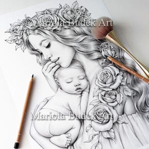 Könnte beinhalten: Detaillierte Bleistiftzeichnung einer Mutter und eines Babys, verziert mit Rosen. Die Mutter wiegt das schlafende Kind, beide umgeben von floralen Elementen. Das Kunstwerk ist signiert "Mariola Budek Art."