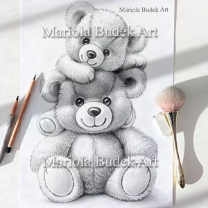 Op de afbeelding: Potloodschets van twee teddyberen, de een bovenop de ander, met de tekst "Mariola Budek Art" in de afbeelding. De beren zijn grijs met zwarte ogen en neuzen. Een make-up kwast en potloden liggen naast de tekening.