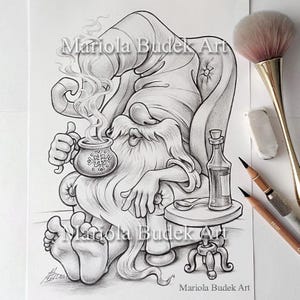 Peut inclure: Dessin au crayon détaillé d'un gnome se relaxant dans un fauteuil, tenant une tasse d'où s'échappe de la vapeur. Le gnome a une longue barbe et porte un chapeau. Une petite table supporte une bouteille et une cuillère. Texte : Mariola Budek Art.