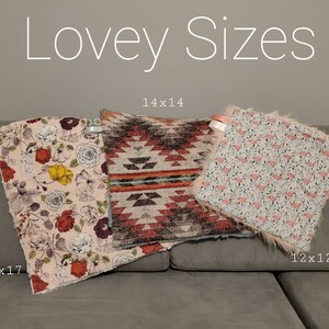 K&ouml;nnte beinhalten: Drei verschiedene Gr&ouml;&szlig;en von Kuscheldecken. Die erste ist ein Blumendruck mit rosa, roten und gelben Blumen. Die zweite ist ein geometrisches Muster mit roten, blauen und braunen Farben. Die dritte ist eine hellblaue Decke mit rosa Flamingo-Druck. Die Gr&ouml;&szlig;en sind 17x17 Zoll, 14x14 Zoll und 12x12 Zoll.