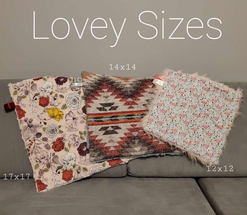 K&ouml;nnte beinhalten: Drei verschiedene Gr&ouml;&szlig;en von Kuscheldecken. Die erste ist ein Blumendruck mit rosa, roten und gelben Blumen. Die zweite ist ein geometrisches Muster mit roten, blauen und braunen Farben. Die dritte ist eine hellblaue Decke mit rosa Flamingo-Druck. Die Gr&ouml;&szlig;en sind 17x17 Zoll, 14x14 Zoll und 12x12 Zoll.