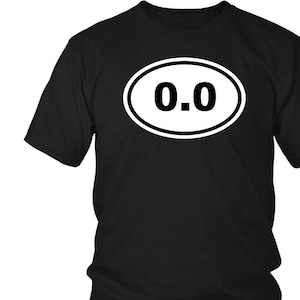 以下が含まれることがあります： 黒いTシャツに、白い楕円形のグラフィックがプリントされており、「0.0」と書いてあります。