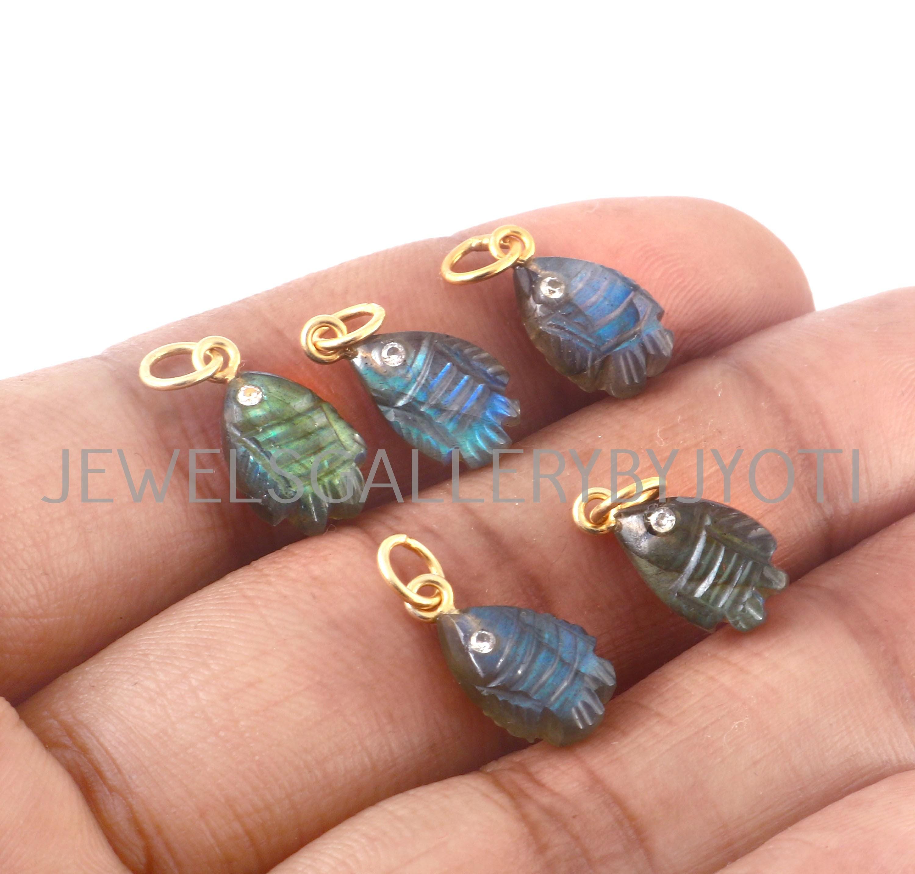 2/4ピース ラブラドライト彫刻魚型チャーム、インレイ宝石ペンダント