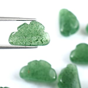 Peut inclure: Un groupe de breloques en forme de nuage en jade vert. Les breloques sont lisses et polies.