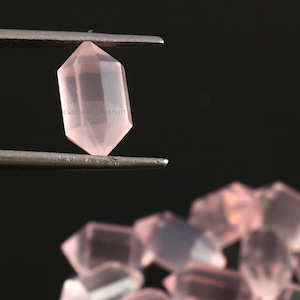 AAA-kvalitet naturliga rosenkvarts dubbelspetsiga kulor, rosenkvarts fasetterade kulor med terminering (6*10 mm)
