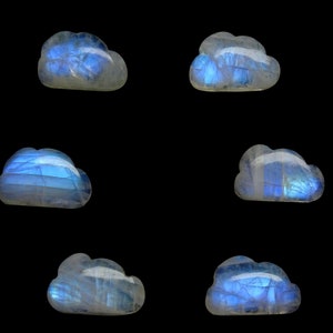 Puede incluir: Seis cabujones de piedra lunar en forma de nube, de color azul y blanco iridiscente. Los cabujones son lisos y pulidos.