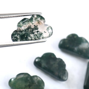 Könnte beinhalten: Vier grüne Moosachat-Wolken in Form von Steinen. Die Steine sind glatt und poliert. Die Steine sind hellgrün mit dunkleren grünen und weißen Markierungen.