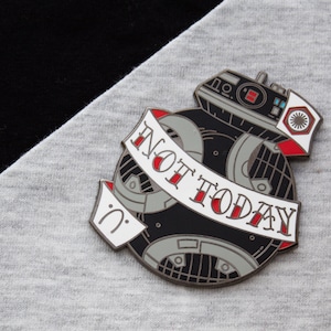 Könnte beinhalten: Eine silberne und schwarze Emaille-Anstecknadel mit einem Star Wars-Charakter, BB-8, und einem weißen Banner mit der Aufschrift "NOT TODAY".
