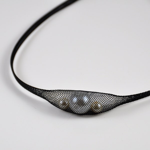 Sophia Mesh Tube Pearl Necklace - Three Pearls