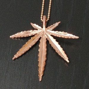 Elegante hoja de cannabis de oro rosa acanalado /texturizado - colgante con cúpula .925 rosas plateadas de plata hoja de marihuana