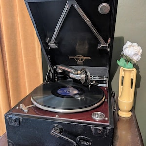 Columbia Viva Tonal Grafonola model 112A wind up Gramophone with selection of records and new needle