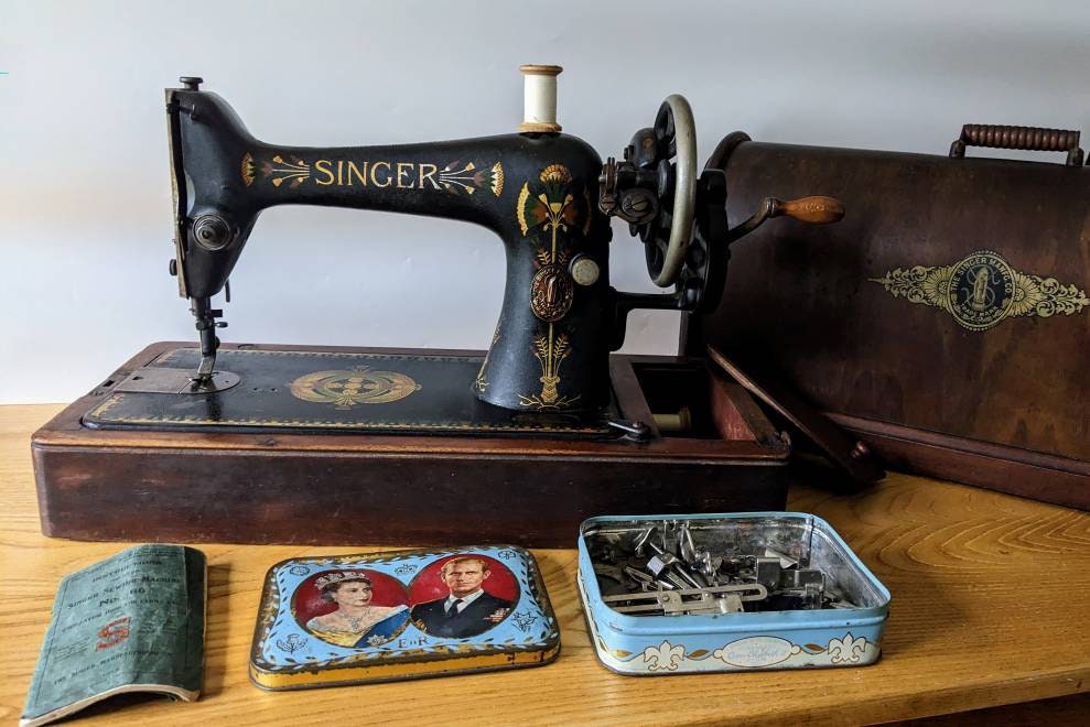 Original Bent Vintage Singer Sewing Machine in Wooden Case -  Finland