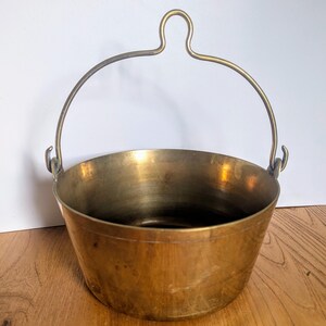 Antieke koperen hangende kookpot