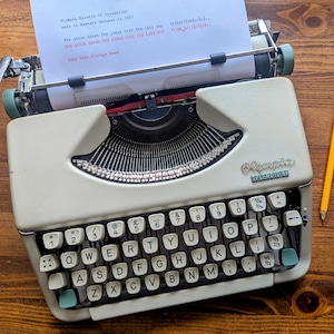 Olympia Splendid 66 Typewriter (1967) Compact Portable Typewriter