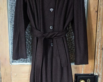 Abrigos de lana a prueba de ducha de color marrón oscuro para mujer de la década de 1970 - dos idénticos disponibles