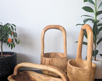 Conjunto de três tigelas de madeira esculpidas em uma única peça.