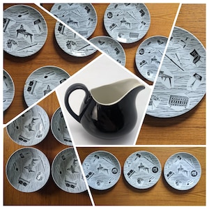 Può includere: Una collezione di piatti in ceramica vintage con disegni in bianco e nero che presentano mobili stilizzati e motivi geometrici. I piatti sono disposti in un motivo circolare con un creamer in ceramica nera al centro.