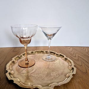 Bandeja para bebidas de latón ornamentado de mediados de siglo