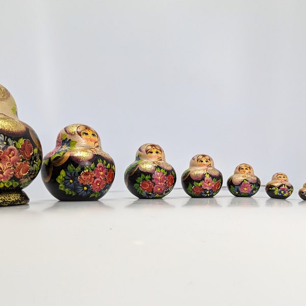 Set of vintage Russian dolls, 10 wooden Russian dolls in mint condition, lovely set of decorative Russian dolls, signed by artist