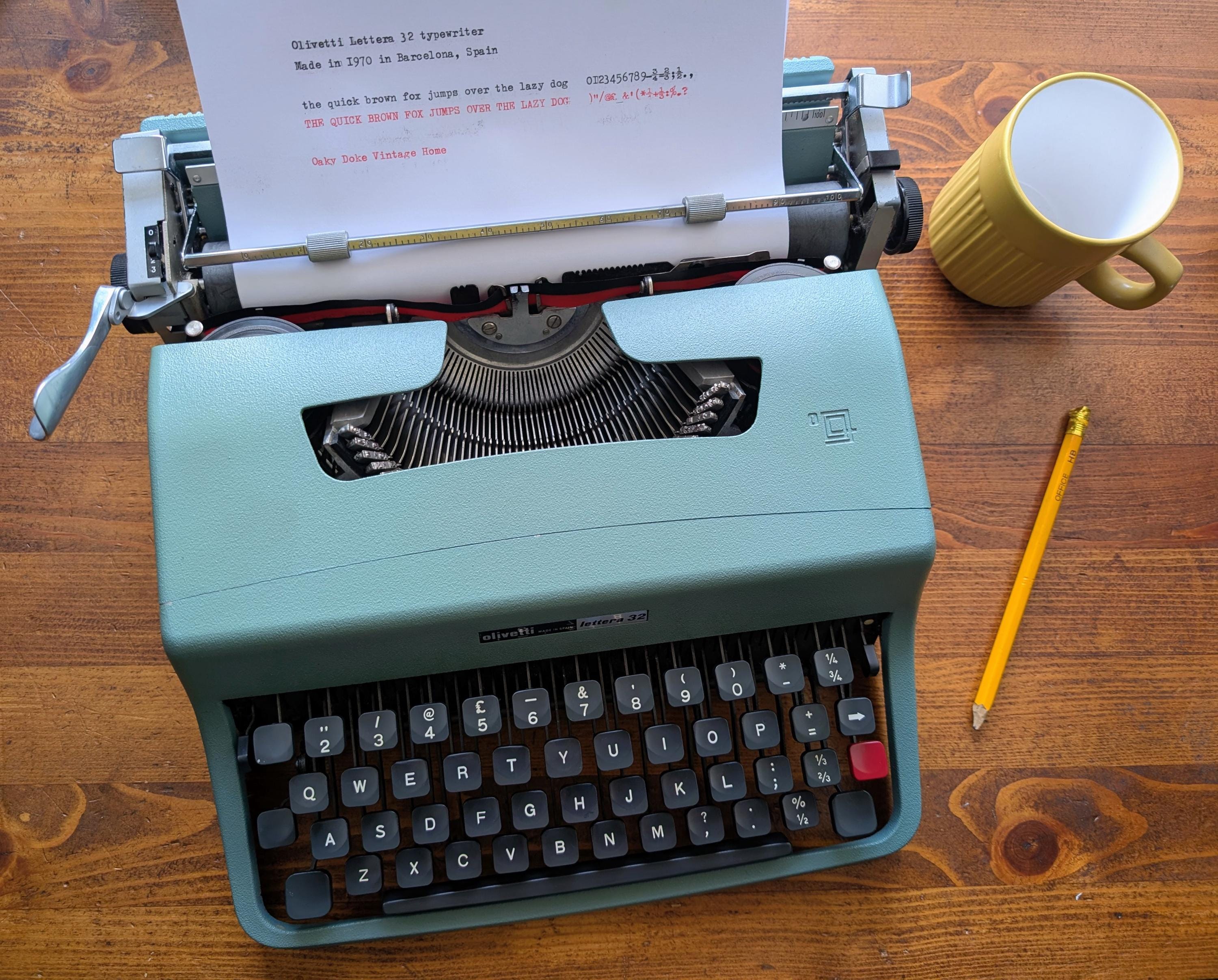 スペイン製　Olivetti lettera 32 タイプライター　ケース付き 本革ポータブルタイプライターケース｜タイプライター専門店の