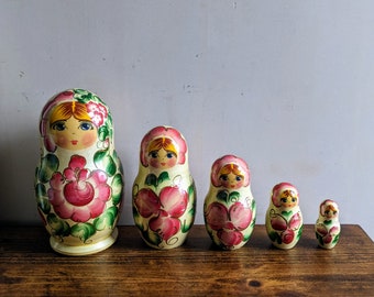 Set of vintage Russian dolls, 5 wooden Russian dolls in mint condition, lovely set of decorative Russian dolls, five piece wooden toy dolls
