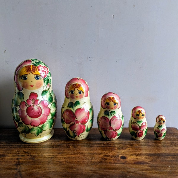 Lot de 5 poupées russes vintage en bois en parfait état, bel ensemble de poupées russes décoratives, cinq poupées jouets en bois