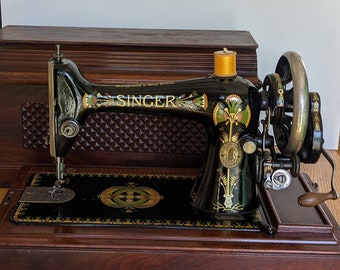 Schöne antike Singer-Nähmaschine Modell 66K von 1910 mit Lotus-Design in einem Mahagonigehäuse